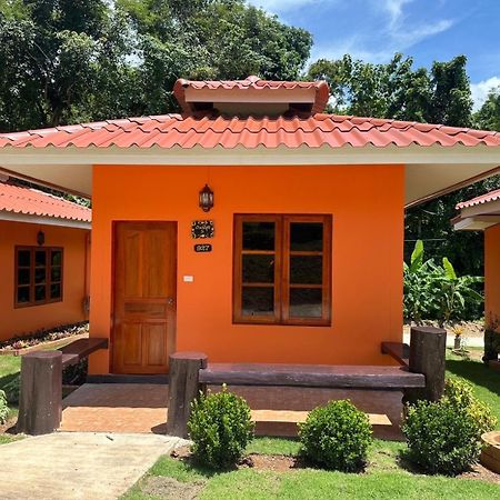 Baanphuthadol Hotel Mae Hong Son Exterior photo