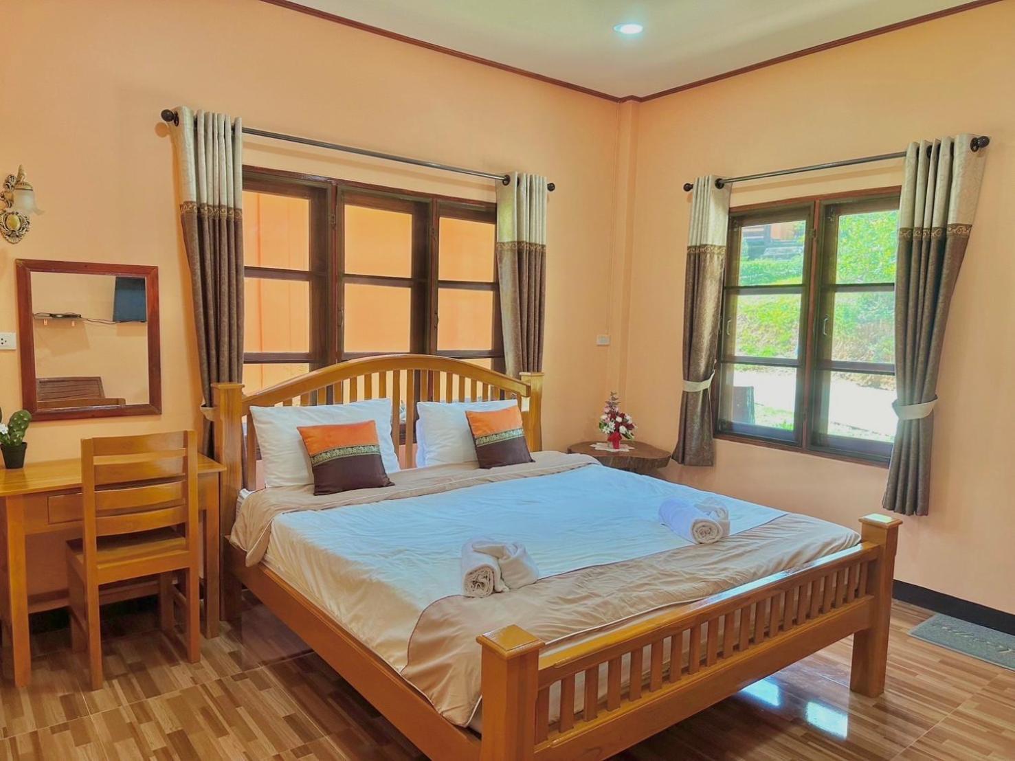 Baanphuthadol Hotel Mae Hong Son Exterior photo