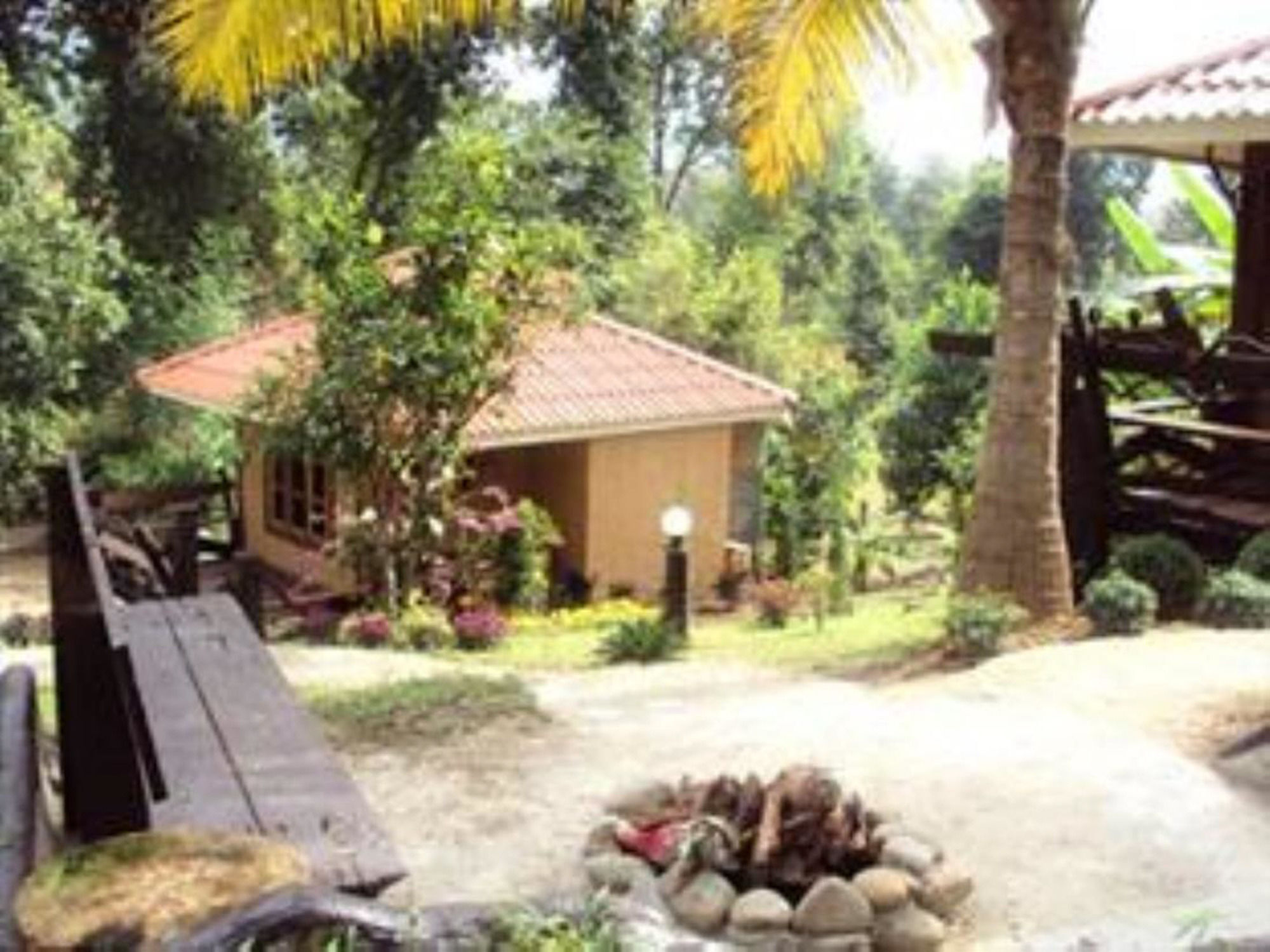 Baanphuthadol Hotel Mae Hong Son Exterior photo