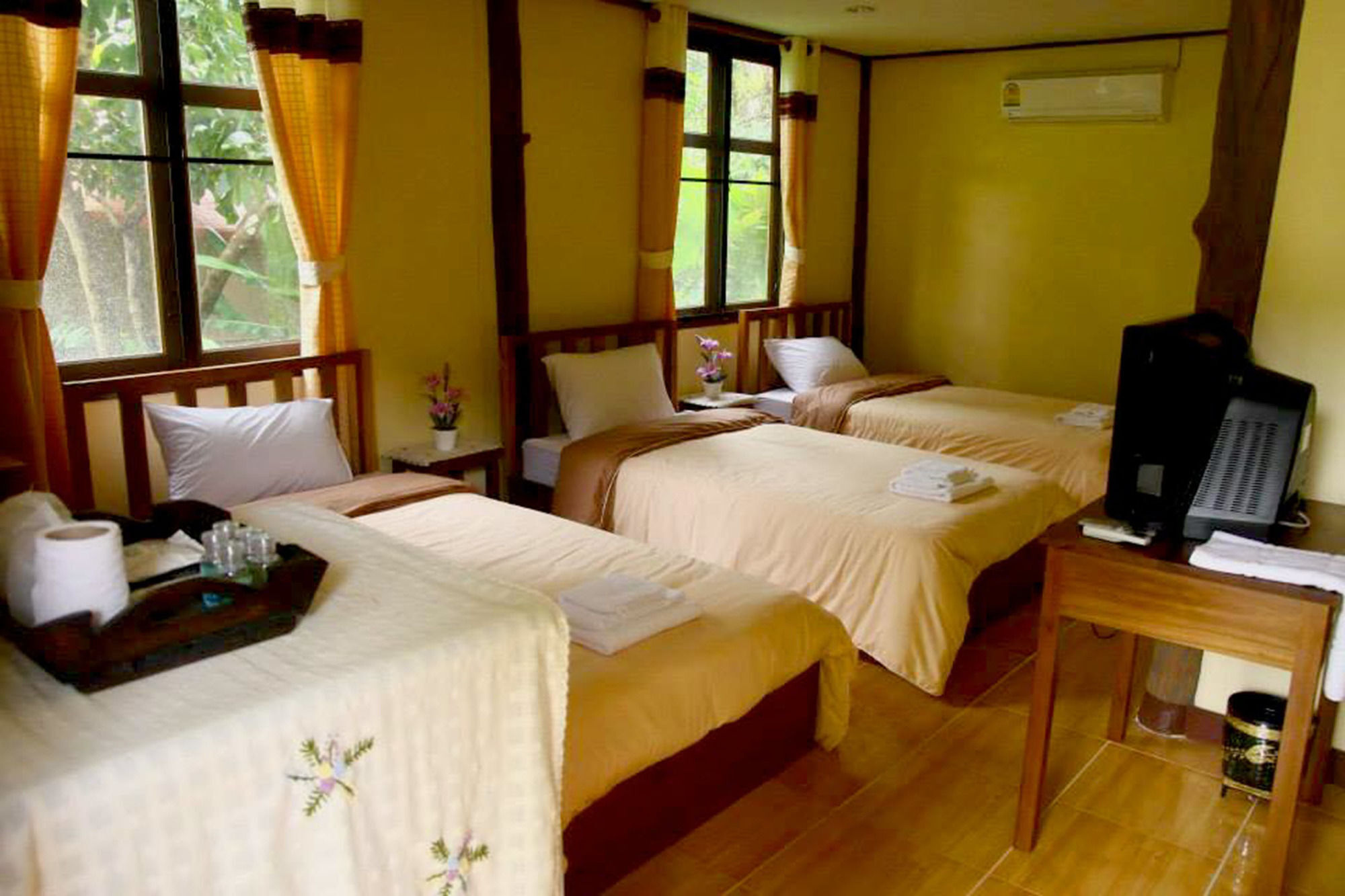 Baanphuthadol Hotel Mae Hong Son Exterior photo