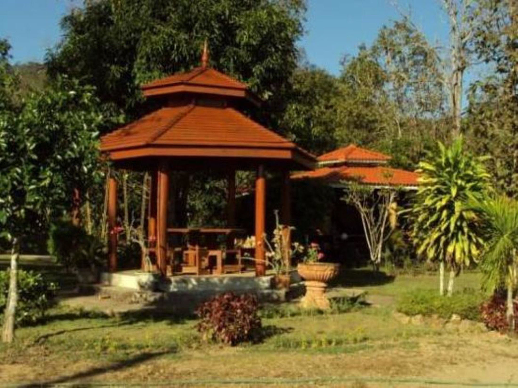 Baanphuthadol Hotel Mae Hong Son Exterior photo