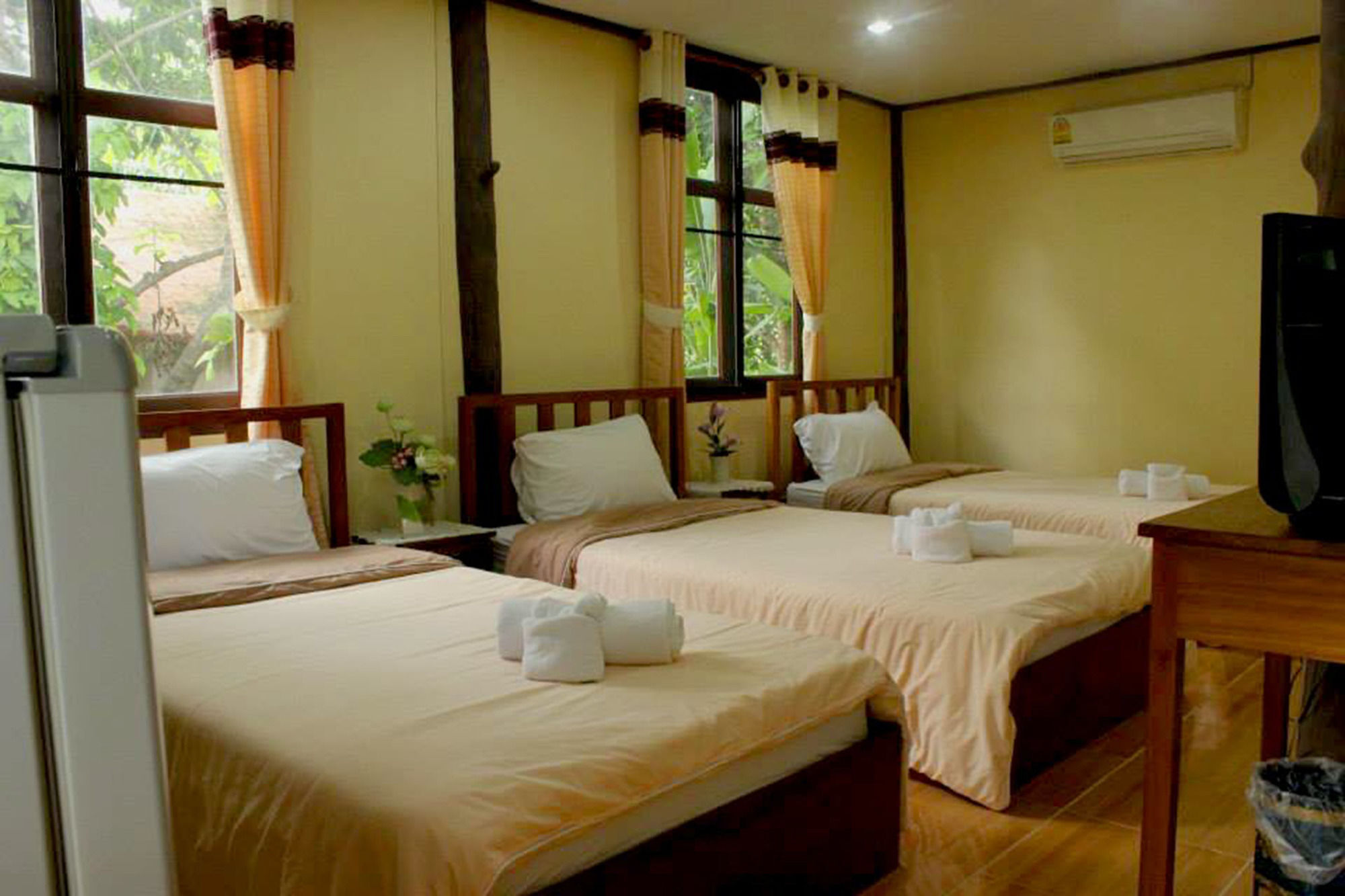 Baanphuthadol Hotel Mae Hong Son Exterior photo