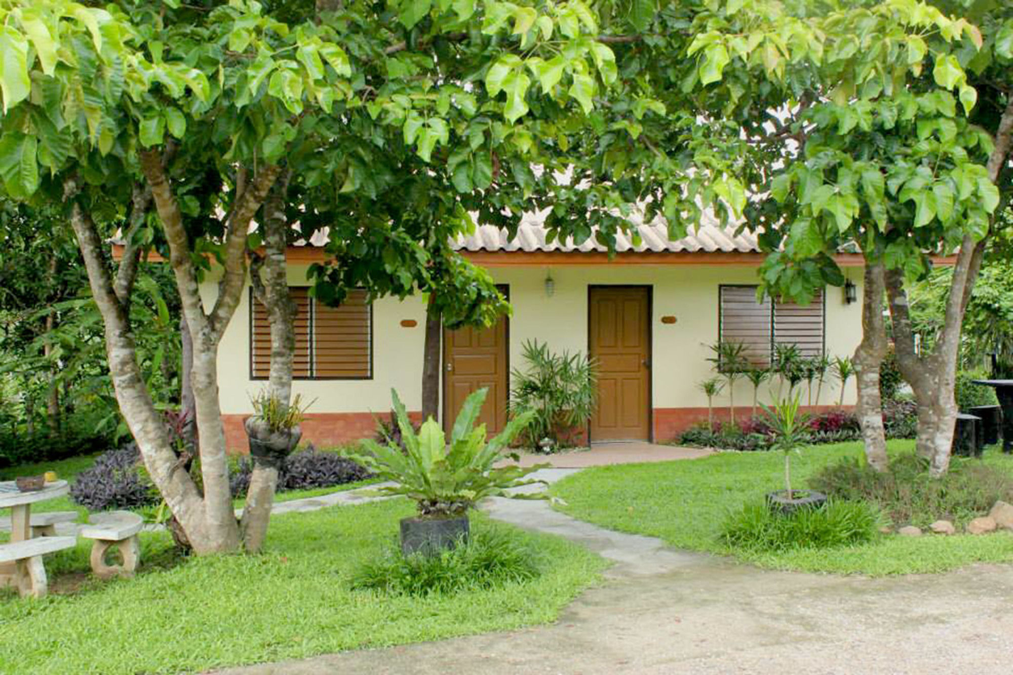 Baanphuthadol Hotel Mae Hong Son Exterior photo